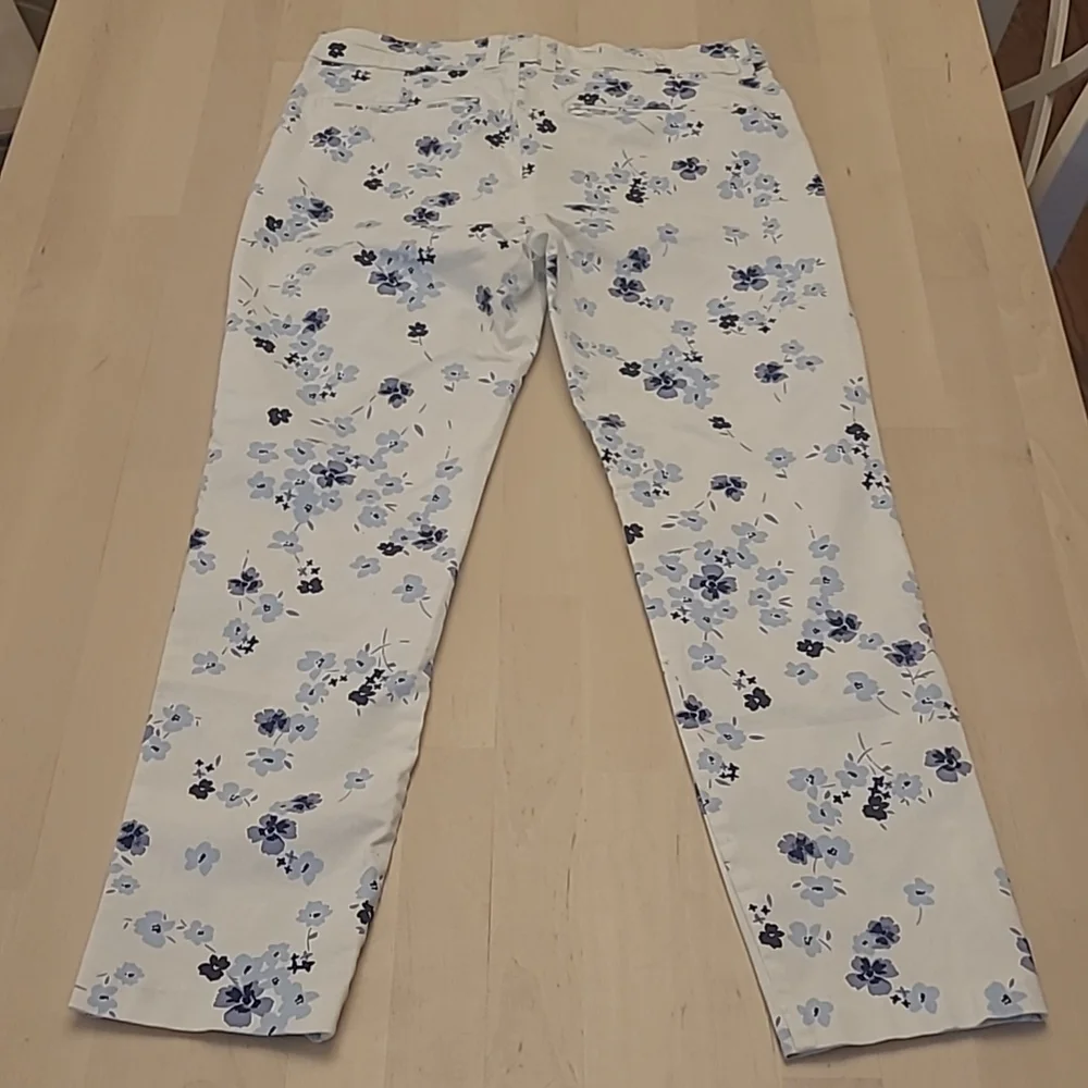 NWOT Khakis by GAP White with Blue Floral Print Pants with Pockets - Picture 11 of 13